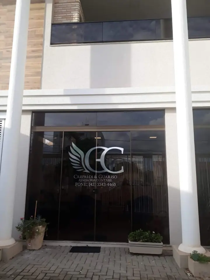 Fachada do escritório da Crepaldi & Guariso, com a logo na porta de vidro